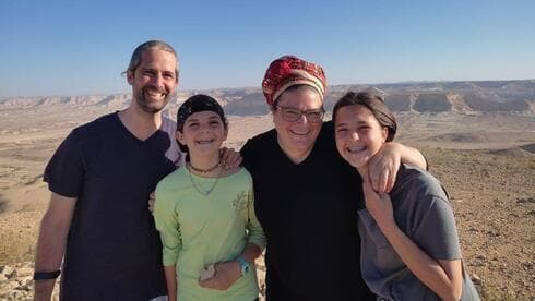 Naomi, David, su pareja; y sus dos hijas Ayelet y Daniela, en el Negev. 
