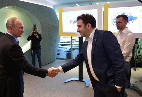 El director general adjunto de Yandex, Tigran Khudaverdyan, estrechando la mano de Vladimir Putin. (AP) El director general adjunto de Yandex, Tigran Khudaverdyan, estrechando la mano de Vladimir Putin.