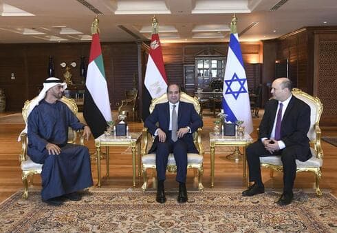 El presidente egipcio Abdel-Fattah el-Sissi, en el centro, se reúne con el entonces príncipe heredero de Abu Dhabi, el jeque Mohammed bin Zayed Al Nahyan, a la izquierda, y el primer ministro israelí Naftali Bennett en el balneario del Mar Rojo de Sharm el-Sheikh, Egipto, en marzo de 202 (AP) El presidente egipcio Abdel-Fattah el-Sissi, en el centro, se reúne con el entonces príncipe heredero de Abu Dhabi, el jeque Mohammed bin Zayed Al Nahyan, a la izquierda, y el primer ministro israelí Naftali Bennett en el balneario del Mar Rojo de Sharm el-Sheikh, Egipto, en marzo de 202