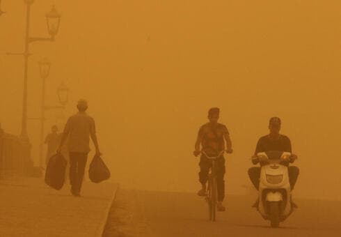 Las tormentas de arena provocaron baja visibilidad en las carreteras e internaciones por problemas respiratorios. (Reuters) Arena Medio Oriente