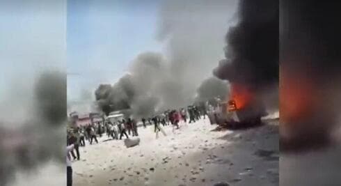 Quema de vehículos durante la actual protesta en Irán. 