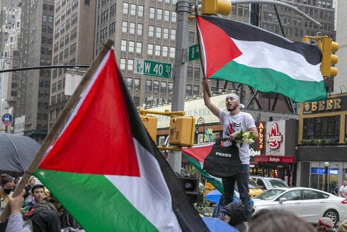Manifestación contra el asesinato de la periodista palestina de Al Jazeera. 