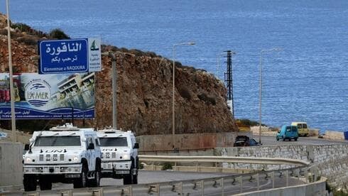 Las fuerzas de paz de la ONU patrullan la carretera de la costa cerca de Naqura, la última ciudad del Líbano antes de la frontera con Israel. (AFP) Las fuerzas de paz de la ONU patrullan la carretera de la costa cerca de Naqura, la última ciudad del Líbano antes de la frontera con Israel.