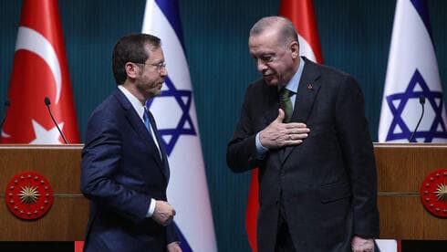El presidente Issac Herzog con el presidente turco Recep Tayyip Erdoğan en Ankara, abril de 2022. (AFP) El presidente Issac Herzog con el presidente turco Recep Tayyip Erdoğan en Ankara, abril de 2022.