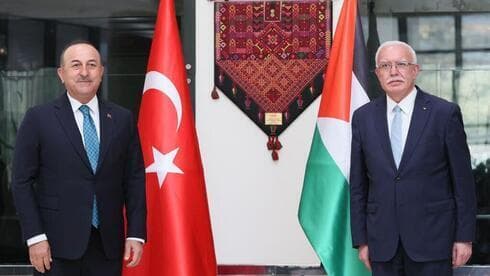 Cavusoglu se reúne con su homólogo palestino Riyad al-Maliki en Ramala.