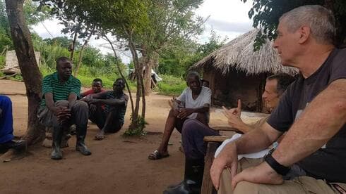 Eli Schwartz durante una visita profesional a Zambia. 