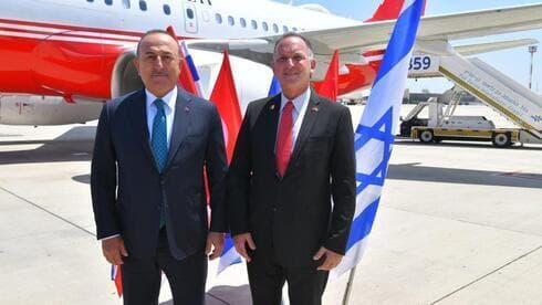 El ministro de Relaciones Exteriores de Turquía, Mevlut Cavusoglu (izquierda), con un dignatario del Ministerio de Relaciones Exteriores en el aeropuerto Ben Gurion. (GPO) El Ministro de Asuntos Exteriores de Turquía, Mevlut Cavusoglu (izquierda), con un dignatario del Ministerio de Asuntos Exteriores en el aeropuerto Ben Gurion.