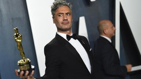 Taika Waititi en la fiesta de los Oscar de Vanity Fair en Beverly Hills, el 9 de febrero de 2020.