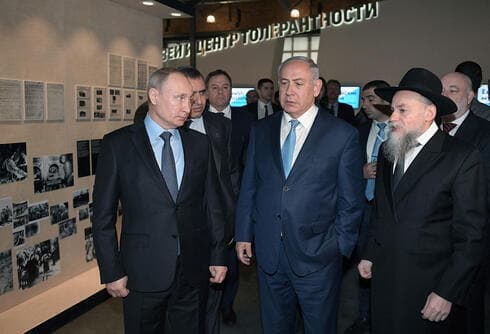 El presidente ruso Vladimir Putin y Benjamin Netanyahu visitan el museo judío en Rusia. (Reuters) El presidente ruso Vladimir Putin y Benjamin Netanyahu visitan el museo judío en Rusia.