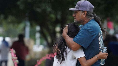 Familiares a las puertas de la escuela primaria Robb, en Texas, donde un hombre armado mató a 21 personas. (AFP) Familiares a las puertas de la escuela primaria Robb, en Texas, donde un hombre armado mató a 21 personas.