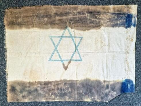 Bandera israelí improvisada de la Guerra de los Seis Días. (Ammunition Hill Heritage Site) Bandera israelí improvisada de la Guerra de los Seis Días.