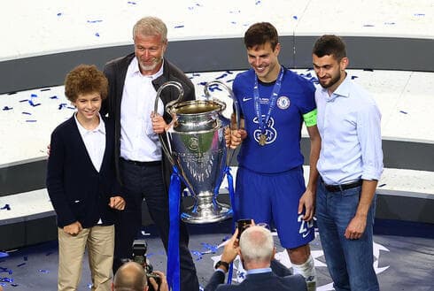 Roman Abramovich sostiene el trofeo de la Liga de Campeones del Chelsea.