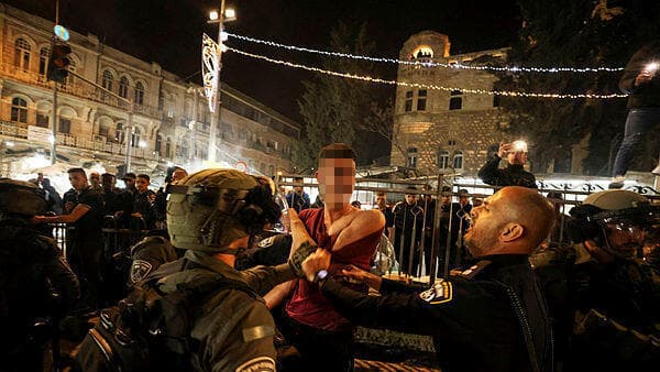 Enfrentamiento de la policía con palestinos cerca de la Puerta de Damasco a la ciudad vieja de Jerusalem durante el Ramadán, en abril de 2022. (Reuters) Enfrentamiento de la policía con palestinos cerca de la Puerta de Damasco a la ciudad vieja de Jerusalem durante el Ramadán, en abril de 2022.