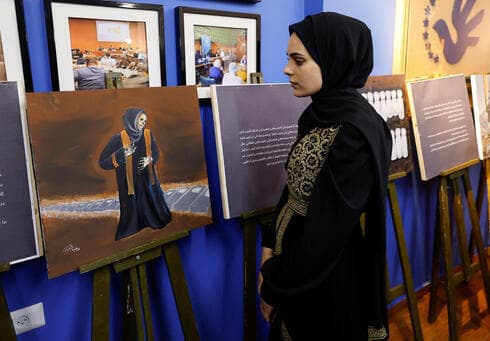 Zainab al-Qolaq, artista de Gaza de 22 años, exhibe sus pinturas en la ciudad de Gaza. (Reuters) Zainab al-Qolaq, artista de Gaza de 22 años, exhibe sus pinturas en la ciudad de Gaza.