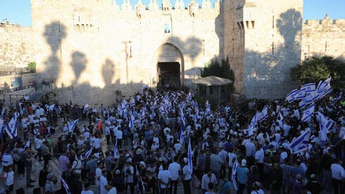 La Marcha de las Bandera ingresa al barrio musulmán de Jerusalem a través de la Puerta de Damasco de la Ciudad Vieja en 2021. (EPA) La Marcha de las Bandera ingresa al barrio musulmán de Jerusalem a través de la Puerta de Damasco de la Ciudad Vieja en 2021.