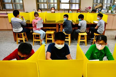 Escuelas en Taiwán durante la pandemia de COVID. 