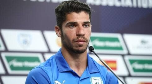 Solomon, en conferencia de prensa antes de un partido de la selección de Israel. (Ynet) Solomon Israel