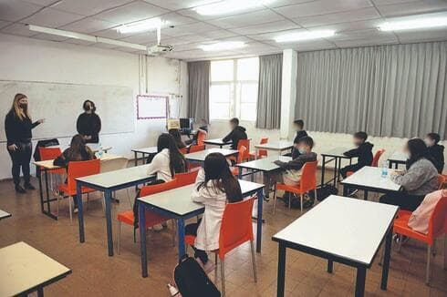 Profesores frente a un aula.