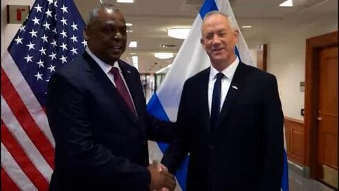 El Secretario de Defensa de Estados Unidos, Lloyd Austin, con Benny Gantz en Washington la semana pasada. (Ynet) El Secretario de Defensa de Estados Unidos, Lloyd Austin, con Benny Gantz en Washington la semana pasada.