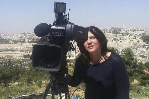 En esta foto sin fecha proporcionada por Al Jazeera Media Network, la reporta palestino-estadounidense de Al Jazeera Shireen Abu Akleh se encuentra junto a una cámara de televisión sobre la Ciudad Vieja de Jerusalem. (Gentileza Al Jazeera Media Network) En esta foto sin fecha proporcionada por Al Jazeera Media Network, el veterano reportero palestino-estadounidense de Al Jazeera Shireen Abu Akleh se encuentra junto a una cámara de televisión sobre la Ciudad Vieja de Jerusalem.