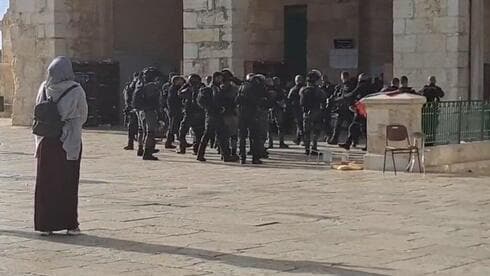 La policía choca con los manifestantes en el Monte del Templo durante el Ramadán, en abril pasado. 