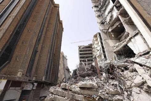 Las ruinas de una torre en construcción tras su derrumbe el lunes, en la ciudad suroccidental de Abadan, Irán. (Vicepresidencia Irán) Las ruinas de una torre en construcción tras su derrumbe el lunes, en la ciudad suroccidental de Abadan, Irán.