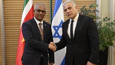 Ramdin y Lapid se reunieron en el Ministerio de Relaciones Exteriores de Israel. (Jorge Novominsky) Surinam Ramdin Lapid