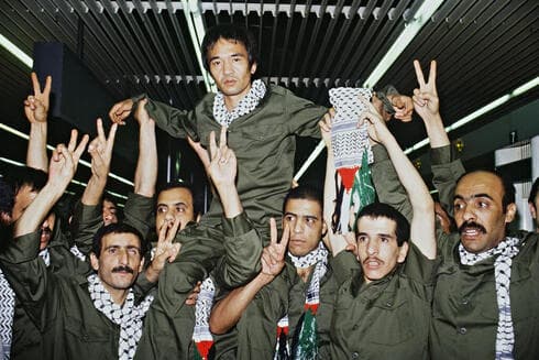 Okamoto, recibido con honores en Líbano tras un intercambio de prisioneros en 1985. (AFP) Okamoto