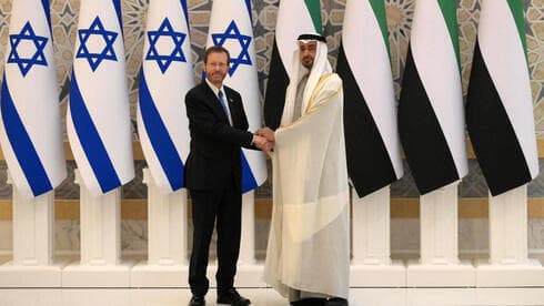 El presidente Isaac Herzog se reúne con el príncipe heredero de Abu Dhabi, el jeque Mohammed bin Zayed al-Nahyan, en Abu Dhabi (Emiratos Árabes Unidos). (GPO) El presidente Isaac Herzog se reúne con el príncipe heredero de Abu Dhabi, el jeque Mohammed bin Zayed al-Nahyan, en Abu Dhabi (Emiratos Árabes Unidos).