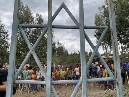 Familias de etíopes de ascendencia judía reunidas en Gondar. 