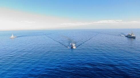 Submarino Tkuma escoltado por los dos barcos lanzamisiles. (Unidad Portavoz de las FDI) Submarino Tkuma escoltado por los dos barcos lanzamisiles.