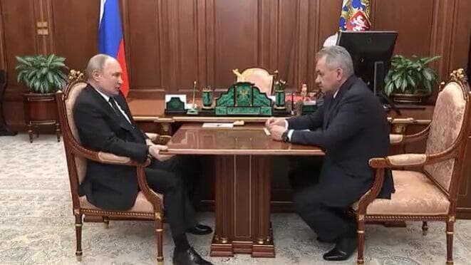 Vladimir Putin con Sergei Shoigu en abril.