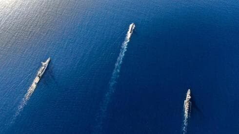 Submarino Tkuma escoltado por los dos barcos lanzamisiles. (Unidad Portavoz de las FDI) Submarino Tkuma escoltado por los dos barcos lanzamisiles.