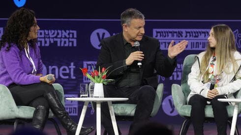 Erel Margalit hablando en la conferencia de Yedioth Ahronoth.