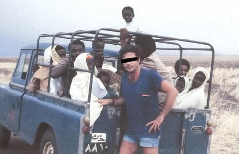 Un agente del Mossad junto a un camión lleno de refugiados etíopes. 