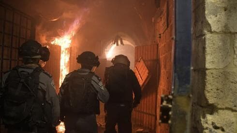 Tropas policiales en Acre durante disturbios judíos árabes en mayo de 2021. (Portavoz de la Policía) Tropas policiales en Acre durante disturbios judíos árabes en mayo de 2021.