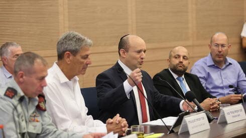 El primer ministro Naftalí Bennett en el Comité de Asuntos Exteriores y Defensa de la Knesset el martes. (Alex Kolomoisky) El primer ministro Naftalí Bennett en el Comité de Asuntos Exteriores y Defensa de la Knesset el martes.
