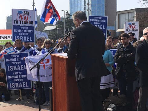 Yair Lapid asiste a una protesta en apoyo de Israel contra el informe de derechos humanos de la ONU. (Ynet) Yair Lapid asiste a una protesta en apoyo de Israel contra el informe de derechos humanos de la ONU.