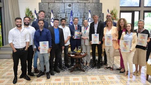 La organización Agudá el informe ante el presidente israelí Isaac Herzog. (Amos Ben Gershom) Herzog Agudá LGBT Israel