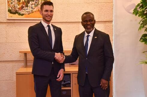 Idan Roll, viceministro de Relaciones Exterires de Israel; y Nathaniel McGill, ministro de Estado y Asuntos Presidenciales de Liberia. (Idan Edery) Liberia Roll McGill