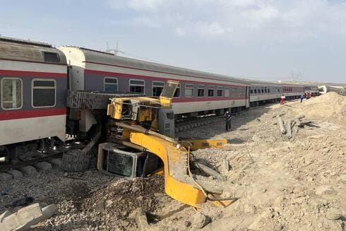 Los vagones descarrilado y la excavadora que fue impactada por el tren. 