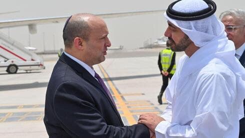 El primer ministro Bennett es recibido por autoridades emiratíes en Abu Dhabi. (Kobi Gideon) Bennett Emiratos
