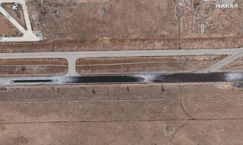 Imagen satelital publicada por Maxar Technologies muestra daños en una pista en el Aeropuerto Internacional de Damasco. (AFP) Imagen satelital publicada por Maxar Technologies muestra daños en una pista en el Aeropuerto Internacional de Damasco.