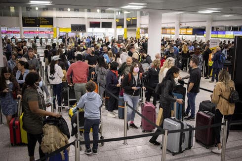 Colas en el aeropuerto londinense de Gatwick. 