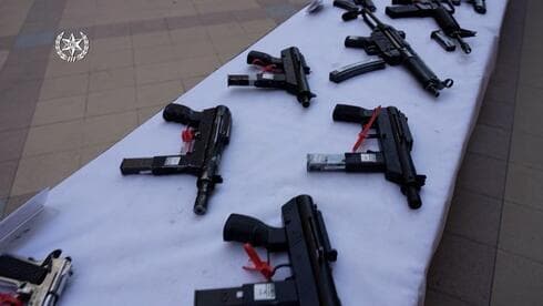 Armas incautadas como parte de la operación encubierta. 