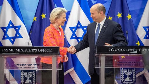 Ursula von der Leyen saluda al primer ministro israelí Naftalí Bennett. (Gil Yohanan) Ursula von der Leyen saluda al primer ministro israelí Naftalí Bennett.