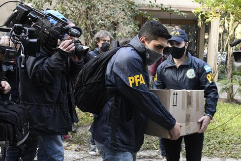 La policía allana el hotel donde se aloja la tripulación. 