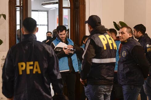 La policía allana el hotel donde se aloja la tripulación. 