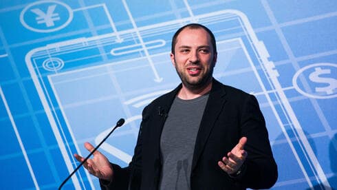  Jan Koum, fanático de los autos, se muestra con una de sus Ferraris. 