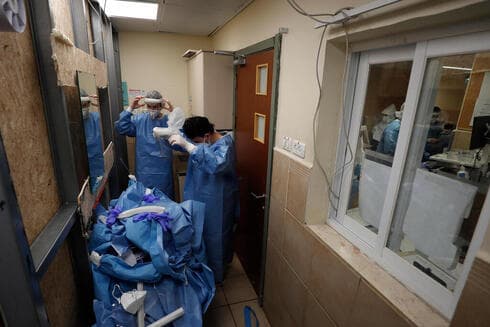 Según un especialista, Israel se debe preparar para reabrir las salas de coronavirus en los hospitales de Israel. (EPA) Hospital Coronavirus